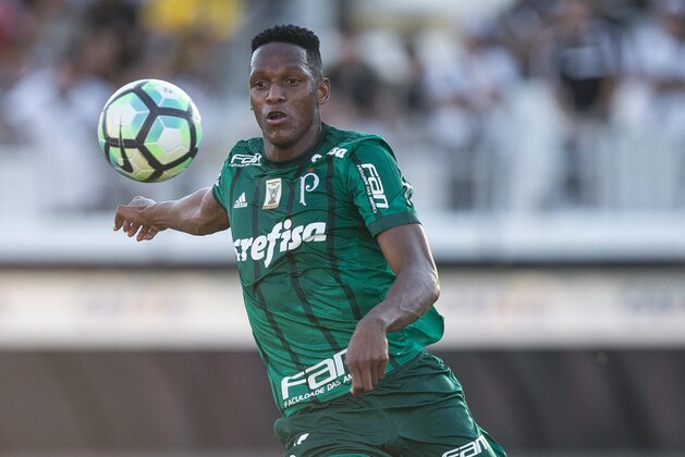 CAMPINAS, BRAZIL - JUNE 25: Yerry Mina #26 of Palmeiras in action during the match between Ponte Preta and Palmeiras as a part of Campeonato Brasileiro 2017 at Moises Lucarelli Stadium on June 25, 2017 in Campinas, Brazil. (Photo by Ricardo Nogueira/Getty Images)