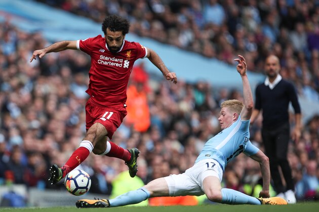 MANCHESTER, ENGLAND - SEPTEMBER 09: Mohamed Salah of Liverpool and Kevin De Bruyne of Manchester City during the Premier League match between Manchester City and Liverpool at Etihad Stadium on September 9, 2017 in Manchester, England. (Photo by Robbie Jay Barratt - AMA/Getty Images)