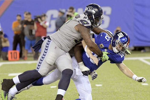 Sheldon Richardson, de los Seahawks de Seattle, a la izquierda, derriba al quarterback Eli Manning, de los Giants de Nueva York, en la segunda mitad del partido en East Rutherford, Nueva Jersey, el domingo 22 de octubre de 2017. Los Seahawks ganaron 24-7 a los Giants en la NFL. (AP Foto/Bill Kostroun)