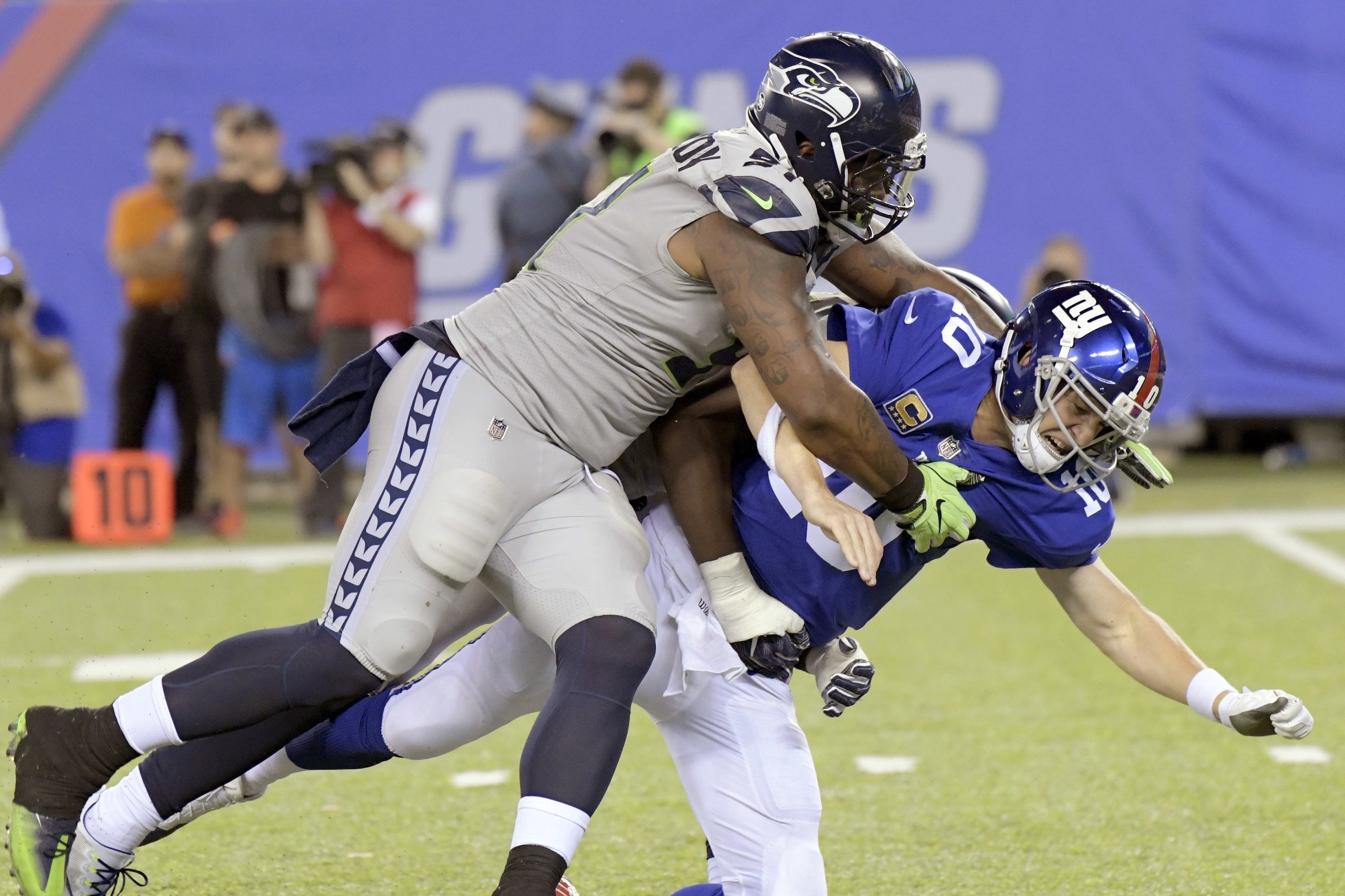 Sheldon Richardson, de los Seahawks de Seattle, a la izquierda, derriba al quarterback Eli Manning, de los Giants de Nueva York, en la segunda mitad del partido en East Rutherford, Nueva Jersey, el domingo 22 de octubre de 2017. Los Seahawks ganaron 24-7 a los Giants en la NFL. (AP Foto/Bill Kostroun)
