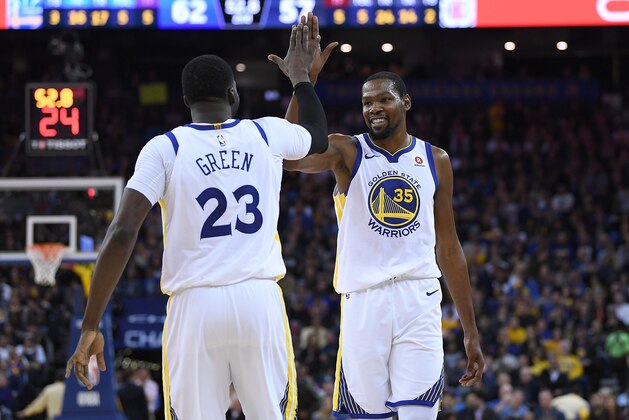 OAKLAND, CA - JANUARY 10:  Kevin Durant #35 of the Golden State Warriors shoots and scores a three-point shot over Sam Dekker #7 of the LA Clippers during the second half of their NBA Basketball game at ORACLE Arena on January 10, 2018 in Oakland, California. Durant scored his 20,000th point during the game, becoming the fifth player in NBA history to reach the milestone before turning 30 years old. NOTE TO USER: User expressly acknowledges and agrees that, by downloading and or using this photograph, User is consenting to the terms and conditions of the Getty Images License Agreement.  (Photo by Thearon W. Henderson/Getty Images)