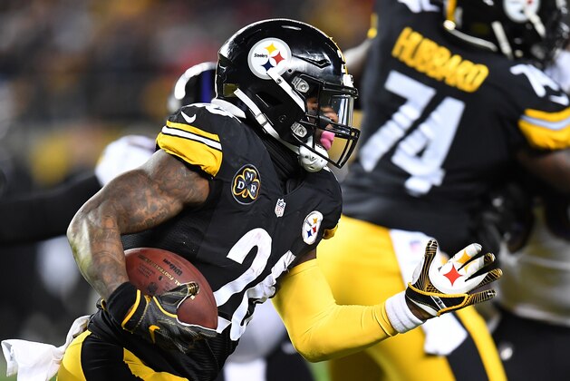 PITTSBURGH, PA - DECEMBER 10:  Le'Veon Bell #26 of the Pittsburgh Steelers in action during the game against the  Baltimore Ravens at Heinz Field on December 10, 2017 in Pittsburgh, Pennsylvania. (Photo by Joe Sargent/Getty Images) *** Local Caption ***