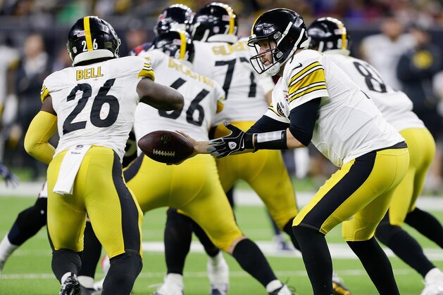 HOUSTON, TX - DECEMBER 25: Ben Roethlisberger #7 of the Pittsburgh Steelers hands off to Lamar Miller #26 against the Houston Texans during game action at NRG Stadium on December 25, 2017 in Houston, Texas. The Pittsburgh Steelers defeated the Houston Texans 34-6. (Photo by Bob Levey/Getty Images)
