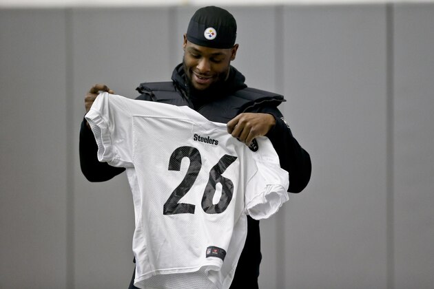 Pittsburgh Steelers running back Le'Veon Bell (26), holds his parctice jersey during an NFL football practice, Thursday, Jan. 11, 2018, in Pittsburgh. The Steelers host the Jacksonville Jaguars in a divisional playoff on Sunday. (AP Photo/Keith Srakocic)