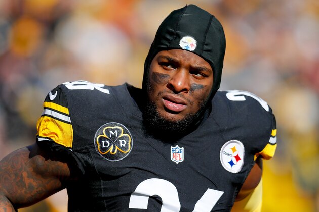 PITTSBURGH, PA - JANUARY 14:  Le'Veon Bell #26 of the Pittsburgh Steelers looks on against the Jacksonville Jaguars during the first half of the AFC Divisional Playoff game at Heinz Field on January 14, 2018 in Pittsburgh, Pennsylvania.  (Photo by Kevin C. Cox/Getty Images)