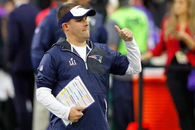 HOUSTON, TX - FEBRUARY 05: New England Patriots offensive coordinator Josh McDaniels gives a thumbs up during Super Bowl 51 against the Atlanta Falcons at NRG Stadium on February 5, 2017 in Houston, Texas.  (Photo by Kevin C. Cox/Getty Images)
