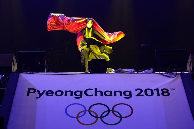 SEOUL, SOUTH KOREA - JANUARY 16:  South Korean artists perform on stage during the PyeongChang 2018 Winter Olympic Games torch relay on January 16, 2018 in Seoul, South Korea.  (Photo by Chung Sung-Jun/Getty Images)