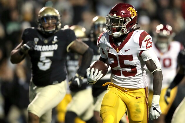 BOULDER, CO - NOVEMBER 11:  Ronald Jones II #25 of the USC Trojans carries the ball for a touchdown against the Colorado Buffaloes at Folsom Field on November 11, 2017 in Boulder, Colorado.  (Photo by Matthew Stockman/Getty Images)