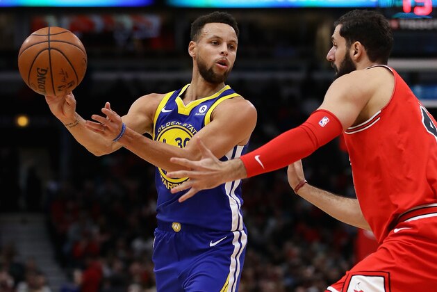 CHICAGO, IL - JANUARY 17:  Stephen Curry #30 of the Golden State Warriors passes under pressure from Nikola Mirotic #44 of the Chicago Bulls at the United Center on January 17, 2018 in Chicago, Illinois. NOTE TO USER: User expressly acknowledges and agrees that, by downloading and or using this photograph, User is consenting to the terms and conditions of the Getty Images License Agreement. (Photo by Jonathan Daniel/Getty Images)