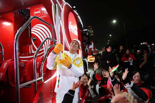 SEOUL, SOUTH KOREA - JANUARY 16:  South Korean actor Park Bo-Gum holds the PyeongChang 2018 Winter Olympics torch during the PyeongChang 2018 Winter Olympic Games torch relay on January 16, 2018 in Seoul, South Korea.  (Photo by Chung Sung-Jun/Getty Images)