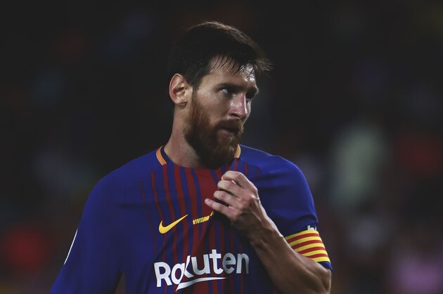 BARCELONA, SPAIN - AUGUST 20:  Lionel Messi of FC Barcelona gestures during the La Liga match between FC Barcelona and Real Betis Balompie at Camp Nou stadium on August 20, 2017 in Barcelona, Spain.  (Photo by Gonzalo Arroyo Moreno/Getty Images)