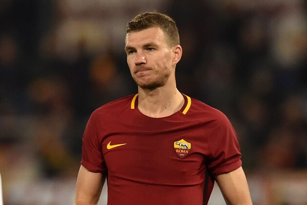 ROME, ITALY - JANUARY 06: Edin Dzeko of AS Roma in action during the serie A match between AS Roma and Atalanta BC at Stadio Olimpico on January 6, 2018 in Rome, Italy.  (Photo by Giuseppe Bellini/Getty Images)