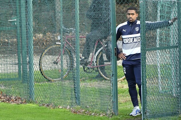 Bordeaux's Brazilian forward Malcom looks on during a training session on January 17, 2018 at the Haillan training center near Bordeaux, southwestern France. 
Bordeaux will play Nantes the Stade de la Beaujoire in Nantes on January 20, 2018.  / AFP PHOTO / NICOLAS TUCAT        (Photo credit should read NICOLAS TUCAT/AFP/Getty Images)