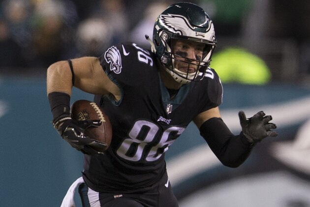 PHILADELPHIA, PA - DECEMBER 25: Zach Ertz #86 of the Philadelphia Eagles runs with the ball against the Oakland Raiders at Lincoln Financial Field on December 25, 2017 in Philadelphia, Pennsylvania. (Photo by Mitchell Leff/Getty Images)