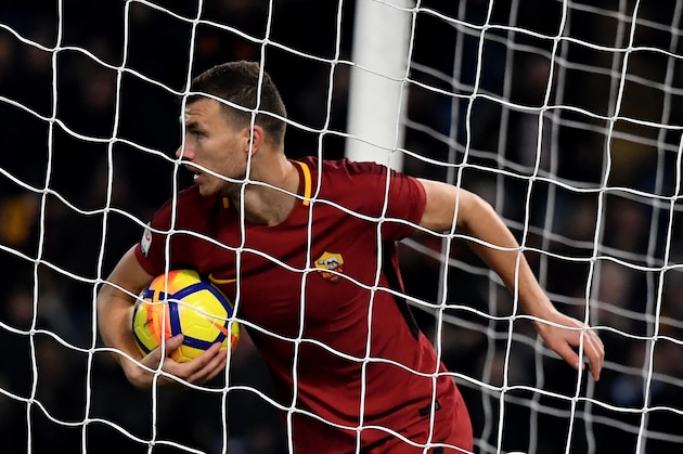 Roma's forward from Bosnia Edin Dzeko celebrates after scoring a goal during the Serie A football match between Roma and Atalanta at The Olympic stadium in Rome on January 6, 2018.  / AFP PHOTO / TIZIANA FABI        (Photo credit should read TIZIANA FABI/AFP/Getty Images)