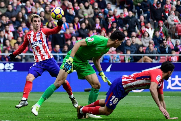 Atletico Madrid's French forward Antoine Griezmann (L) eyes the ball before scoring past Girona's Moroccan goalkeeper Yassine Bounou (C) next to Atletico Madrid's Spanish forward Diego Costa during the Spanish league football match between Club Atletico de Madrid and Girona FC at the Wanda Metropolitano stadium in Madrid on January 20, 2018. / AFP PHOTO / PIERRE-PHILIPPE MARCOU (Photo credit should read PIERRE-PHILIPPE MARCOU/AFP/Getty Images) Atletico Madrid's French forward Antoine Griezmann (L) eyes the ball before scoring past Girona's Moroccan goalkeeper Yassine Bounou (C) next to Atletico Madrid's Spanish forward Diego Costa during the Spanish league football match between Club Atletico de Madrid and Girona FC at the Wanda Metropolitano stadium in Madrid on January 20, 2018. / AFP PHOTO / PIERRE-PHILIPPE MARCOU (Photo credit should read PIERRE-PHILIPPE MARCOU/AFP/Getty Images)