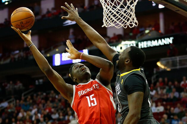 HOUSTON, TX - JANUARY 20:  Clint Capela #15 of the Houston Rockets drives to the basket on Draymond Green #23 of the Golden State Warriors in the first quarter at Toyota Center on January 20, 2018 in Houston, Texas. NOTE TO USER: User expressly acknowledges and agrees that, by downloading and or using this photograph, User is consenting to the terms and conditions of the Getty Images License Agreement.  (Photo by Bob Levey/Getty Images)