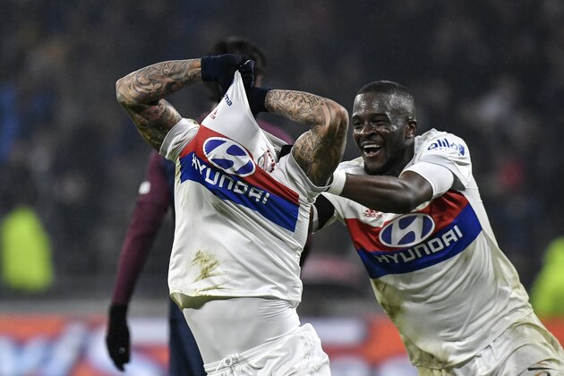 Lyon's Dutch forward Memphis Depay (L) celebrates after scoring a goal during the French L1 football match between Olympique Lyonnais and Paris-Saint Germain (PSG) at Groupama stadium in Decines-Charpieu on January 21, 2018. / AFP PHOTO / JEFF PACHOUD        (Photo credit should read JEFF PACHOUD/AFP/Getty Images)
