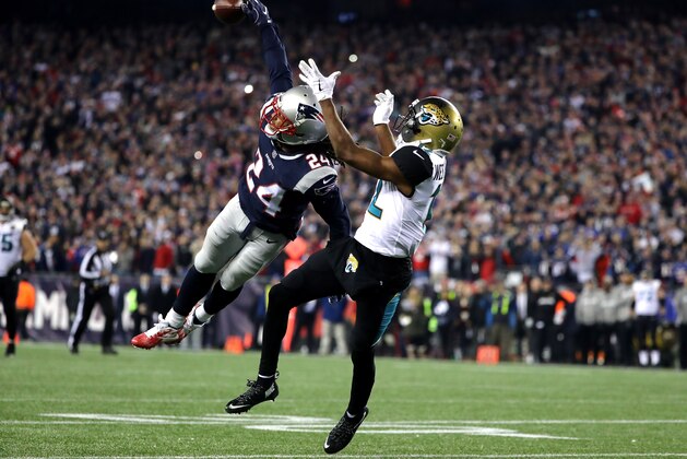 FOXBOROUGH, MA - JANUARY 21:   Stephon Gilmore #24 of the New England Patriots deflects a pass intended for Dede Westbrook #12 of the Jacksonville Jaguars in the fouorth quarter during the AFC Championship Game at Gillette Stadium on January 21, 2018 in Foxborough, Massachusetts.  (Photo by Elsa/Getty Images)