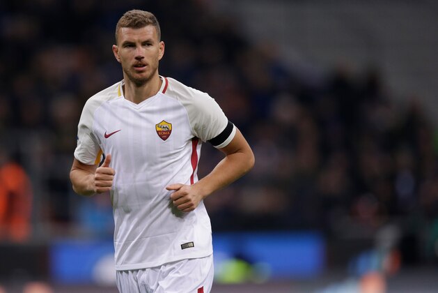 MILAN, ITALY - JANUARY 21: Edin Dzeko of AS Roma during the Italian Serie A   match between Internazionale v AS Roma at the San Siro on January 21, 2018 in Milan Italy (Photo by Jeroen Meuwsen/Soccrates/Getty Images)