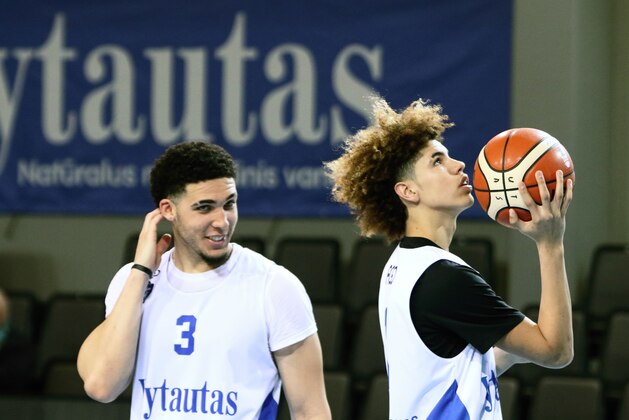 US basketball players LiAngelo Ball (L) and Lamelo Ball takes part in their first training session in Prienai, Lithuania, where they will play for the Vytautas club on January 5, 2018.
Basketball-crazed Lithuania welcomed LiAngelo and LaMelo Ball, the two youngest sons of flamboyant Los Angeles entrepreneur LaVar Ball who recently made headlines due to a feud with US President Donald Trump. / AFP PHOTO / Petras Malukas        (Photo credit should read PETRAS MALUKAS/AFP/Getty Images)