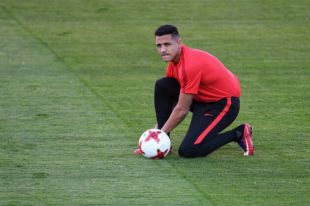 KAZAN, RUSSIA - JUNE 27:  Alexis Sanchez of Chile ties his show laces as he takes part in a Chile training session during the FIFA Confederations Cup Russia 2017 at Central Stadium on June 27, 2017 in Kazan, Russia.  (Photo by Laurence Griffiths/Getty Images)
