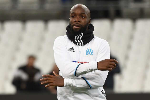 Olympique de Marseille's French midfielder Lassana Diarra warms up prior to the French Ligue 1 football match between Olympique de Marseille (OM) and Guingamp at the Velodrome stadium in Marseille on February 8, 2017.    / AFP / BORIS HORVAT        (Photo credit should read BORIS HORVAT/AFP/Getty Images)