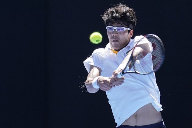 MELBOURNE, AUSTRALIA - JANUARY 24:  Hyeon Chung of South Korea plays a forehand in his quarter-final match against Tennys Sandgren of the United States on day 10 of the 2018 Australian Open at Melbourne Park on January 24, 2018 in Melbourne, Australia.  (Photo by XIN LI/Getty Images)