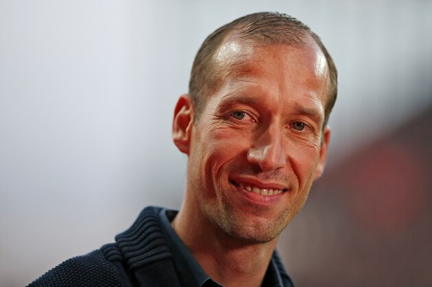 HAMBURG, GERMANY - OCTOBER 13: Head coach Jeff Strasser of Kaiserslautern looks on during the Second Bundesliga match between FC St. Pauli and 1. FC Kaiserslautern at Millerntor Stadium on October 13, 2017 in Hamburg, Germany. (Photo by TF-Images/TF-Images via Getty Images)