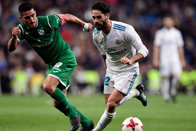 Leganes' Brazilian midfielder Gabriel Appelt (L) vies with Real Madrid's Spanish midfielder Isco during the Spanish 'Copa del Rey' (King's cup) quarter-final second leg football match between Real Madrid CF and CD Leganes at the Santiago Bernabeu stadium in Madrid on January 24, 2018.  / AFP PHOTO / JAVIER SORIANO        (Photo credit should read JAVIER SORIANO/AFP/Getty Images)