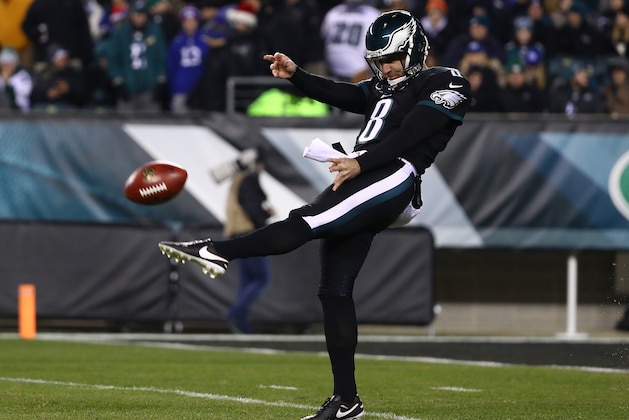 PHILADELPHIA, PA - DECEMBER 22:  Donnie Jones #8 of the Philadelphia Eagles in action against the New York Giants during their game at Lincoln Financial Field on December 22, 2016 in Philadelphia, Pennsylvania.  (Photo by Al Bello/Getty Images)