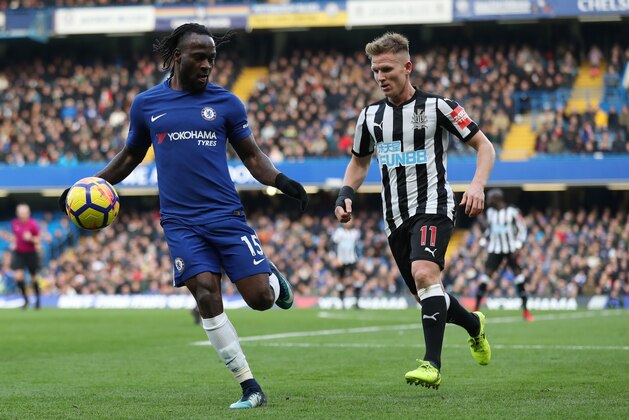 LONDON, ENGLAND - DECEMBER 02: Victor Moses of Chelsea and Matt Ritchie of Newcastle United during the Premier League match between Chelsea and Newcastle United at Stamford Bridge on December 2, 2017 in London, England. (Photo by James Baylis - AMA/Getty Images)