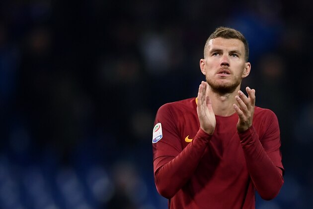 AS Roma's Bosnian forward Edin Dzeko applauds at the end of the Italian Serie A football match between Sampdoria and AS Roma on January 24, 2018 at the Luigi Ferraris Stadium in Genoa. / AFP PHOTO / MARCO BERTORELLO        (Photo credit should read MARCO BERTORELLO/AFP/Getty Images)