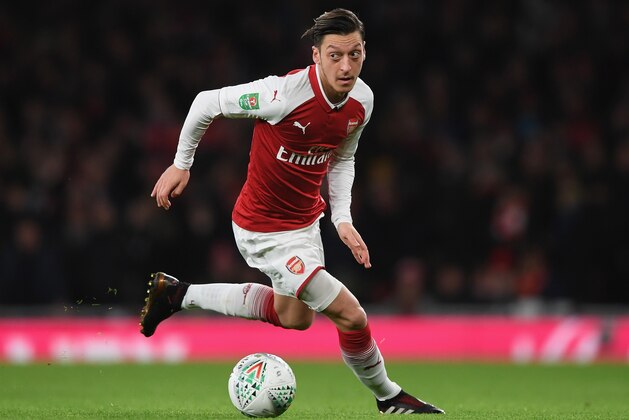 LONDON, ENGLAND - JANUARY 24:  Mesut Ozil of Arsenal runs with the ball during Carabao Cup Semi-Final Second Leg match between Arsenal and Chelsea the  at Emirates Stadium on January 24, 2018 in London, England.  (Photo by Shaun Botterill/Getty Images)