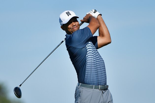 SAN DIEGO, CA - JANUARY 26:  Tiger Woods plays his shot from the 18th tee during the second round of the Farmers Insurance Open at Torrey Pines North on January 26, 2018 in San Diego, California.  (Photo by Donald Miralle/Getty Images)