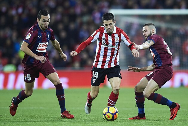 BILBAO, SPAIN - JANUARY 26:  Markel Susaeta of Athletic Club (C) being followed by Gonzalo Escalante of SD Eibar (L) and David Junca of SD Eibar (R) during the La Liga match between Athletic Club and Eibar at Estadio San Mames on January 26, 2018 in Bilbao, .  (Photo by Juan Manuel Serrano Arce/Getty Images)