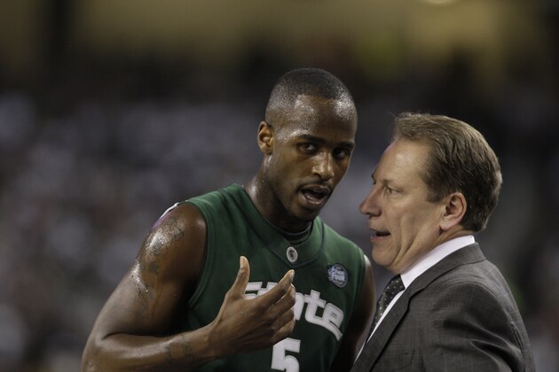 Michigan State head coach Tom Izzo talks with Travis Walton during the championship game against North Carolina at the men's NCAA Final Four college basketball tournament Monday, April 6, 2009, in Detroit. North Carolina won 89-72. (AP Photo/Eric Gay)