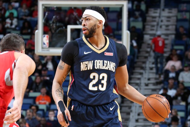 NEW ORLEANS, LA - JANUARY 26: Anthony Davis #23 of the New Orleans Pelicans handles the ball against the Houston Rockets on January 26, 2018 at Smoothie King Center in New Orleans, Louisiana. NOTE TO USER: User expressly acknowledges and agrees that, by downloading and/or using this photograph, user is consenting to the terms and conditions of the Getty Images License Agreement. Mandatory Copyright Notice: Copyright 2018 NBAE (Photo by Layne Murdoch/NBAE via Getty Images)