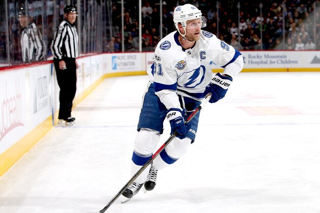 DENVER, CO - DECEMBER 16:  Steven Stamkos #91 of the Tampa Bay Lightning advances the puck against the Colorado Avalanche at the Pepsi Center on December 16, 2017 in Denver, Colorado.  (Photo by Matthew Stockman/Getty Images)