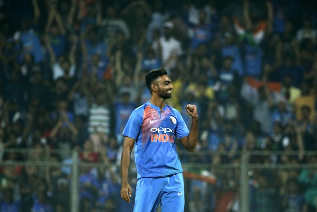 India's Jaydev Unadkat celebrates the dismissal of Sri Lanka's Upul Tharanga during their third and final Twenty20 international cricket match in Mumbai, India, Sunday, Dec. 24, 2017. (AP Photo/Rafiq Maqbool)