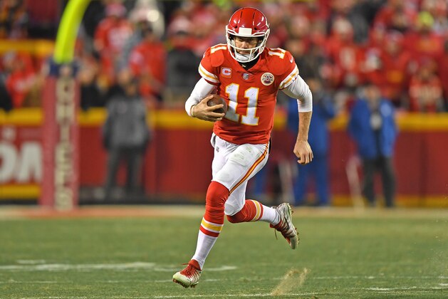 KANSAS CITY, MO - JANUARY 6:  Quarterback Alex Smith #11 of the Kansas City Chiefs runs up field during the second half of the game against the Tennessee Titans at Arrowhead Stadium on January 6, 2018 in Kansas City, Missouri. (Photo by Peter G. Aiken/Getty Images)