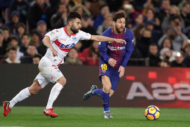 BARCELONA, SPAIN - JANUARY 28: (L-R) Ruben Duarte of Deportivo Alaves, Lionel Messi of FC Barcelona  during the La Liga Santander  match between FC Barcelona v Deportivo Alaves at the Camp Nou on January 28, 2018 in Barcelona Spain (Photo by Laurens Lindhout/Soccrates/Getty Images)