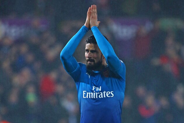 Arsenal's French striker Olivier Giroud applauds supporters on the pitch after the English Premier League football match between Swansea City and Arsenal at The Liberty Stadium in Swansea, south Wales on January 30, 2018.
Swansea won the game 3-1. / AFP PHOTO / Geoff CADDICK / RESTRICTED TO EDITORIAL USE. No use with unauthorized audio, video, data, fixture lists, club/league logos or 'live' services. Online in-match use limited to 75 images, no video emulation. No use in betting, games or single club/league/player publications.  /         (Photo credit should read GEOFF CADDICK/AFP/Getty Images)