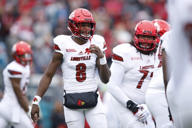 JACKSONVILLE, FL - DECEMBER 30: Lamar Jackson #8 of the Louisville Cardinals directs the offense against the Mississippi State Bulldogs during the TaxSlayer Bowl at EverBank Field on December 30, 2017 in Jacksonville, Florida. The Bulldogs won 31-27. (Photo by Joe Robbins/Getty Images)