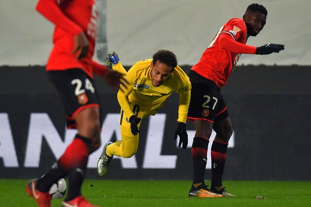 Rennes' Malian defender Hamari Traore (R) vies with Paris Saint-Germain's Brazilian forward Neymar during the French League Cup football semi-final match between Rennes and Paris Saint-Germain at the Roazhon Park stadium in Rennes on January 30, 2018. / AFP PHOTO / LOIC VENANCE        (Photo credit should read LOIC VENANCE/AFP/Getty Images)