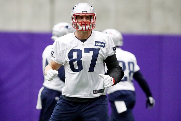 EDEN PRAIRIE, MN - FEBRUARY 01:  Rob Gronkowski #87 of the New England Patriots warms up during the New England Patriots practice on February 1, 2018 at Winter Park in Eden Prairie, Minnesota.The New England Patriots will play the Philadelphia Eagles in Super Bowl LII on February 4.  (Photo by Elsa/Getty Images)