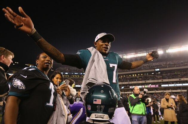 PHILADELPHIA, PA - JANUARY 21: Alshon Jeffery #17 of the Philadelphia Eagles celebrates his teams win over the Minnesota Vikings in the NFC Championship game at Lincoln Financial Field on January 21, 2018 in Philadelphia, Pennsylvania. The Philadelphia Eagles defeated the Minnesota Vikings 38-7.  (Photo by Mitchell Leff/Getty Images)