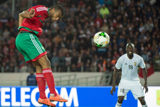 Morocco's Ayoub el-Kaabi (L) heads the ball to score during the semi-final football match in the African Nations Championship between Morocco and Libya at the Mohammed V Casablanca Stadium on January 31, 2018. / AFP PHOTO / Fadel SENNA        (Photo credit should read FADEL SENNA/AFP/Getty Images)