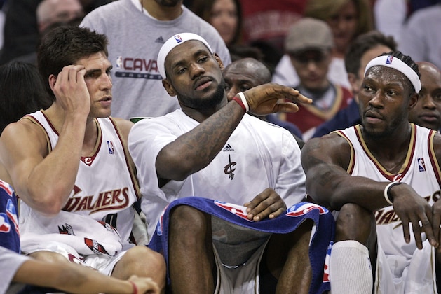 Cleveland Cavaliers' LeBron James, center, talks with new teammates Wally Szczerbiak, left, and Ben Wallace late in the Cavaliers' 109-89 win over the Memphis Grizzlies in an NBA basketball game Sunday, Feb. 24, 2008, in Cleveland. (AP Photo/Mark Duncan)