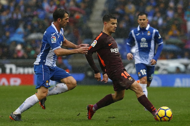Barcelona's Brazilian midfielder Philippe Coutinho (R) Espanyol's Spanish midfielder Victor Sanchez (L) during the Spanish league football match between RCD Espanyol and FC Barcelona at the RCDE Stadium in Cornella de Llobregat on February 4, 2018. / AFP PHOTO / PAU BARRENA        (Photo credit should read PAU BARRENA/AFP/Getty Images)